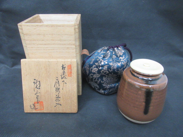 茶道具 加藤唐三郎造 肩衝茶入 古瀬戸 仕覆付 共箱 : 共箱あり Y09-25-A 古瀬戸肩衝茶入 V 袱紗付 茶道具！古瀬戸 肩衝 茶入！市松模様宝尽間道！『加藤 R6227