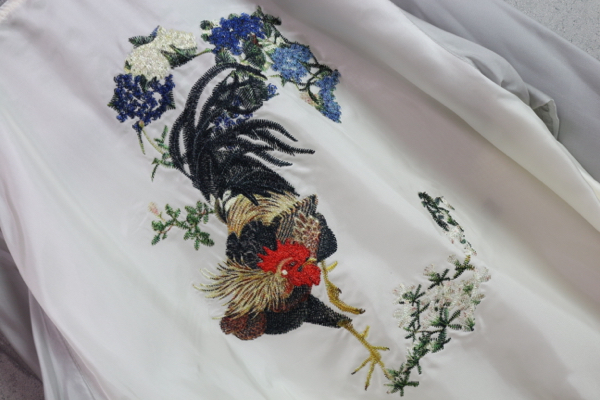 ロ*イ様 ARTISAN 伊藤若冲 高級 鶏 刺繍 スカジャン オフホワイ×グレ 新品アルチザン最高級 伊藤若冲 鶏 刺繍 スーベニア キュプラ ブルゾン
