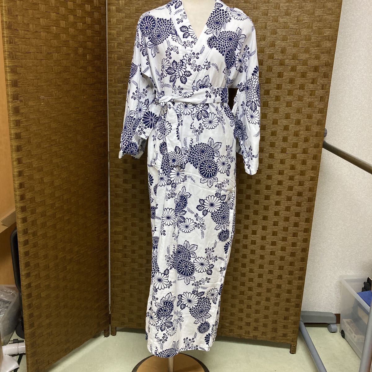 浴衣 寝巻き 夏用パジャマ 菊柄 白 紺 Lサイズ ナ 60 浴衣 単体 売買されたオークション情報 Yahooの商品情報をアーカイブ公開 オークファン Aucfan Com