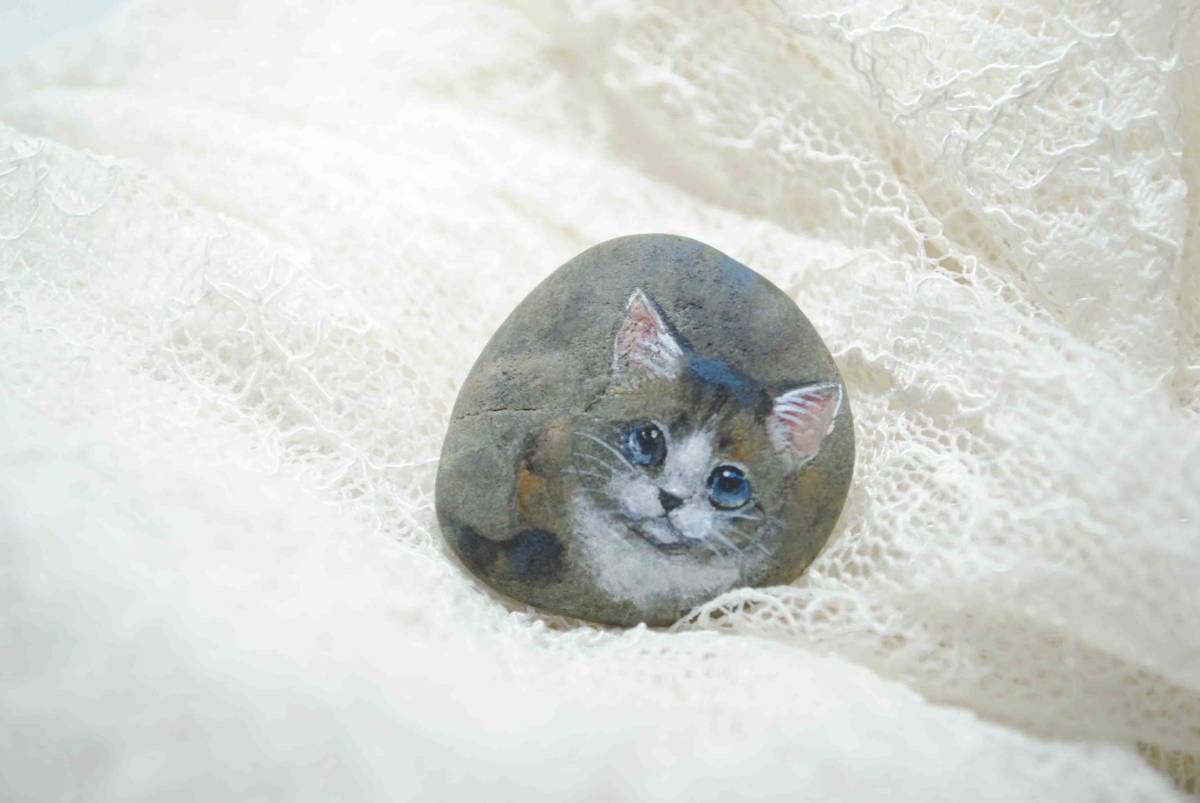 Saburina 石猫 キジ白 手描きイラスト 帯留め 石猫 日本猫 猫アクセサリー 猫石 手描きイラスト ペーパーウェイト 直筆原画 帯留め 売買されたオークション情報 Yahooの商品情報をアーカイブ公開 オークファン Aucfan Com