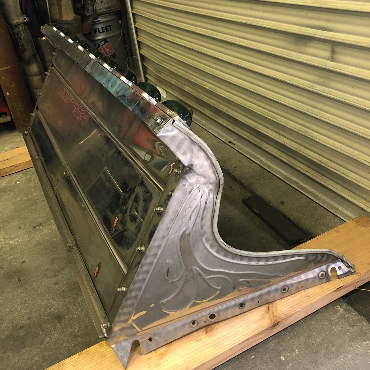 フロントバイザーウロコステンマーカー付