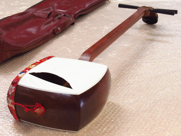 三味線 花梨 鳩胸 丸打胴 中棹 糸巻 黒檀 面取 和楽器 収納 管理