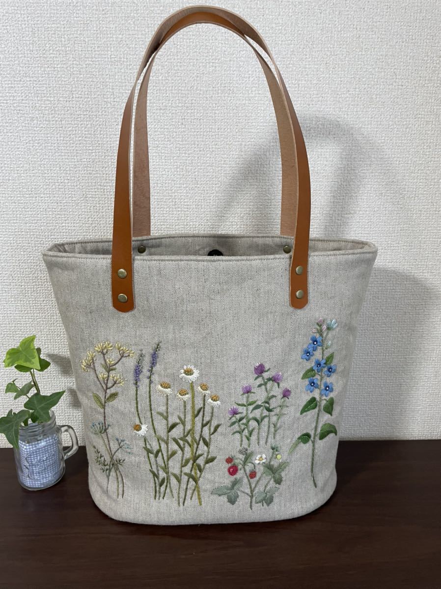 ハンドメイド トートバッグ 花の手刺繍*合皮 楕円底* ハンドメイド