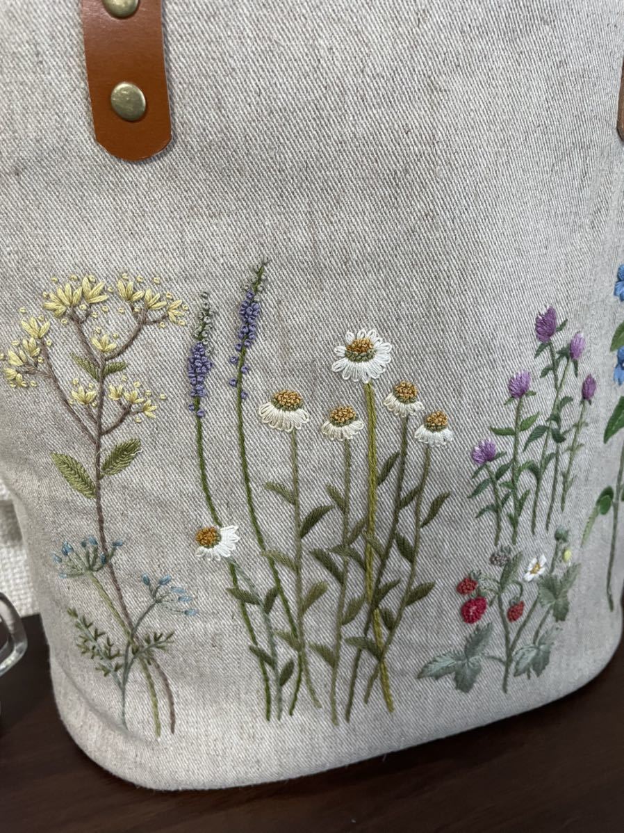ハンドメイド トートバッグ 花の手刺繍*合皮 楕円底* ハンドメイド