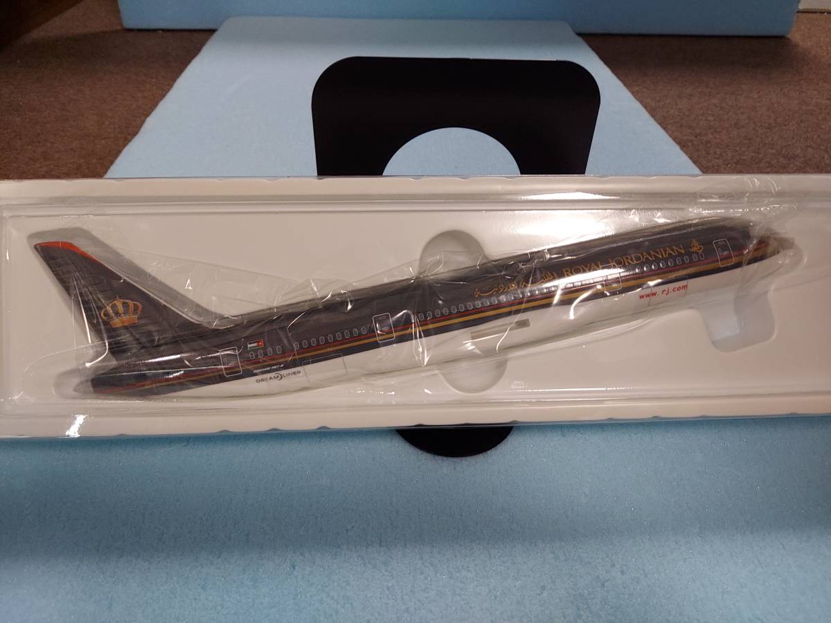 未組み立て品　ローヤル・ヨルダン　B787-8 レジ無し　ギア無し　SKYMARKS 1：200
