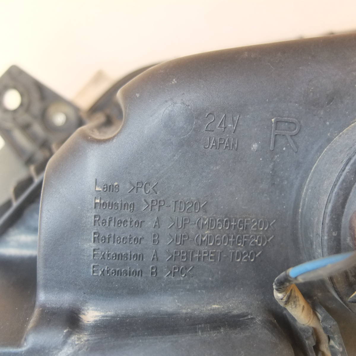 日本に 良品 Ud クオン 純正 Led ヘッドライト 右側 運転席側 R Koito 100 刻印 B Www Uniiweb Com Br