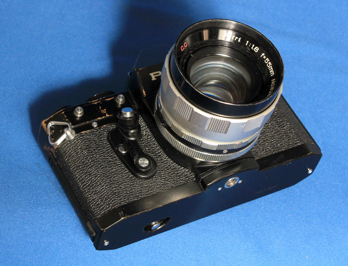 整備済貫禄の黒、ペトリV6Ⅱ 55mmF1.8人気の白レンズ（おまけ）付き