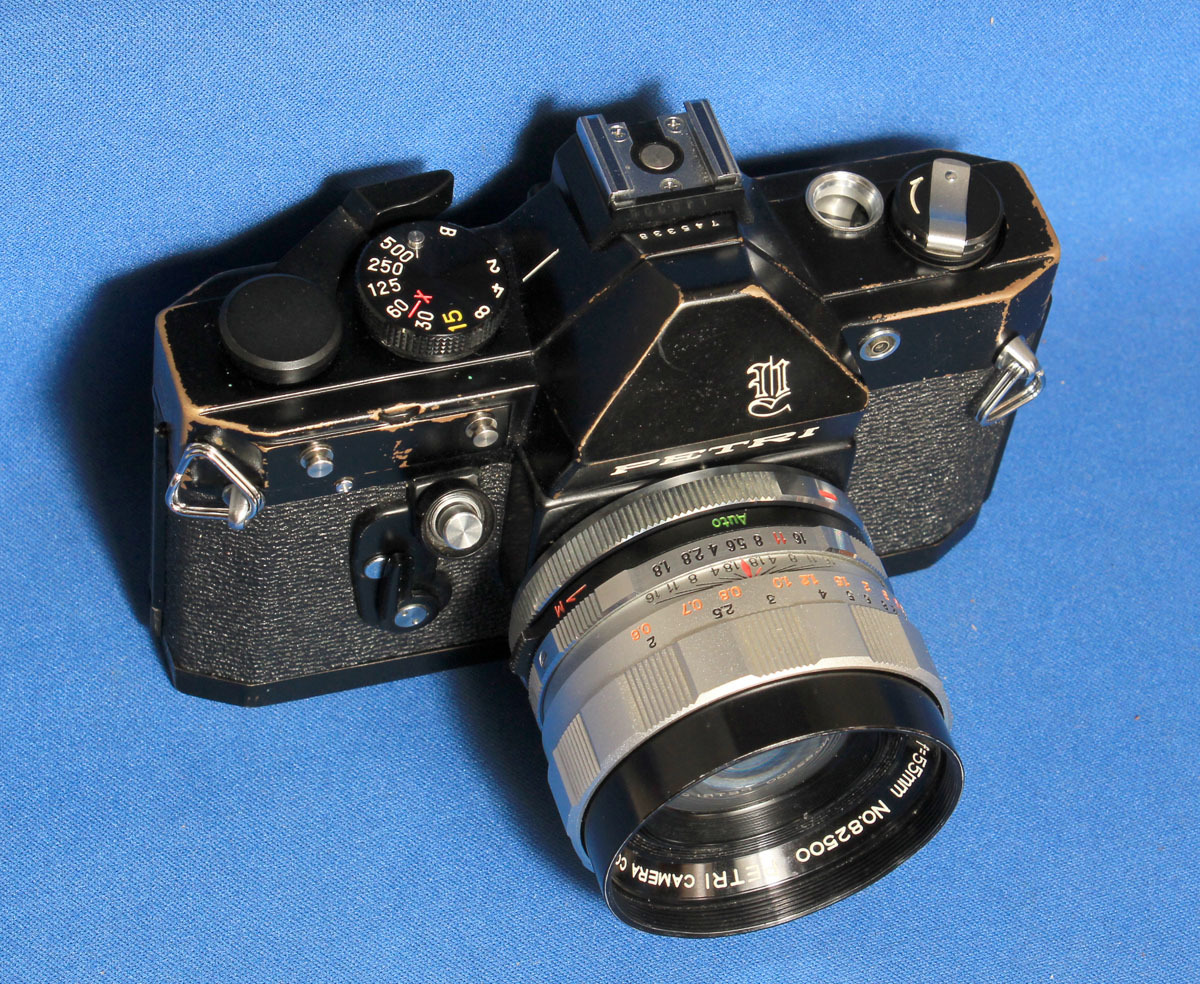 整備済貫禄の黒、ペトリV6Ⅱ 55mmF1.8人気の白レンズ（おまけ）付き