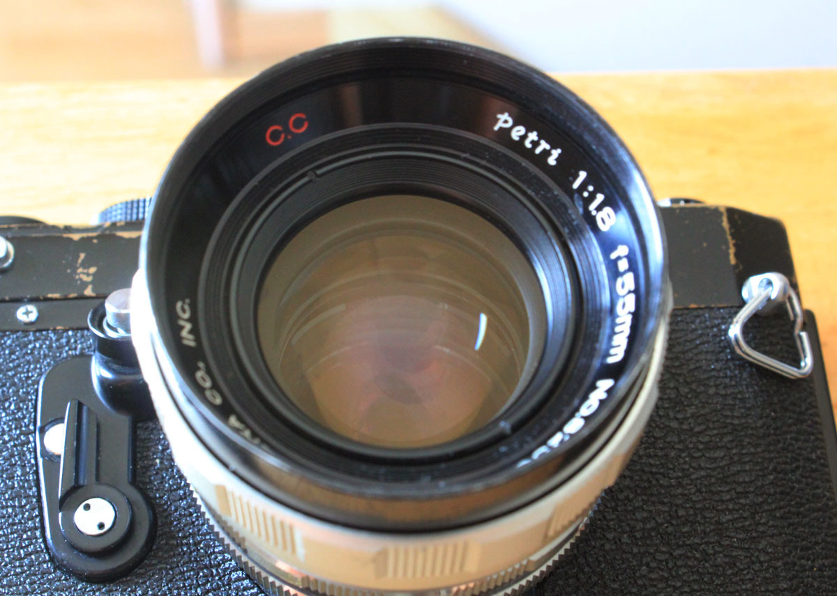 整備済貫禄の黒、ペトリV6Ⅱ 55mmF1.8人気の白レンズ（おまけ）付き