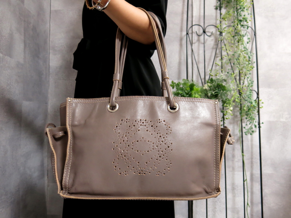 ●LOEWE ロエベ●アナグラム ロゴ パンチング●レザー 本革●ショッパー●トート バッグ●グレージュ●肩掛け●B5 収納 かばん●Js20661