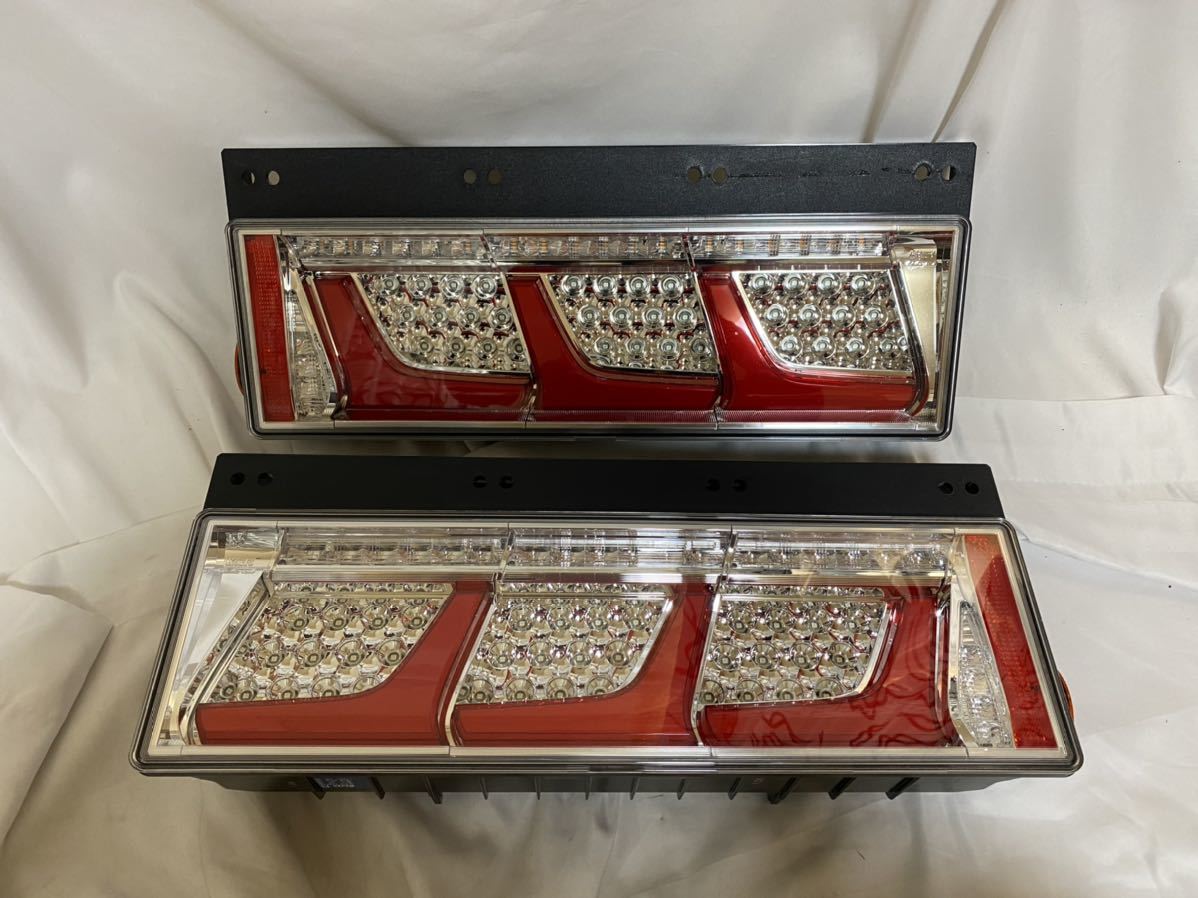 新車外し☆KOITO 3連 LED テールライト 大型 220-11075 KOITO 3連 小糸