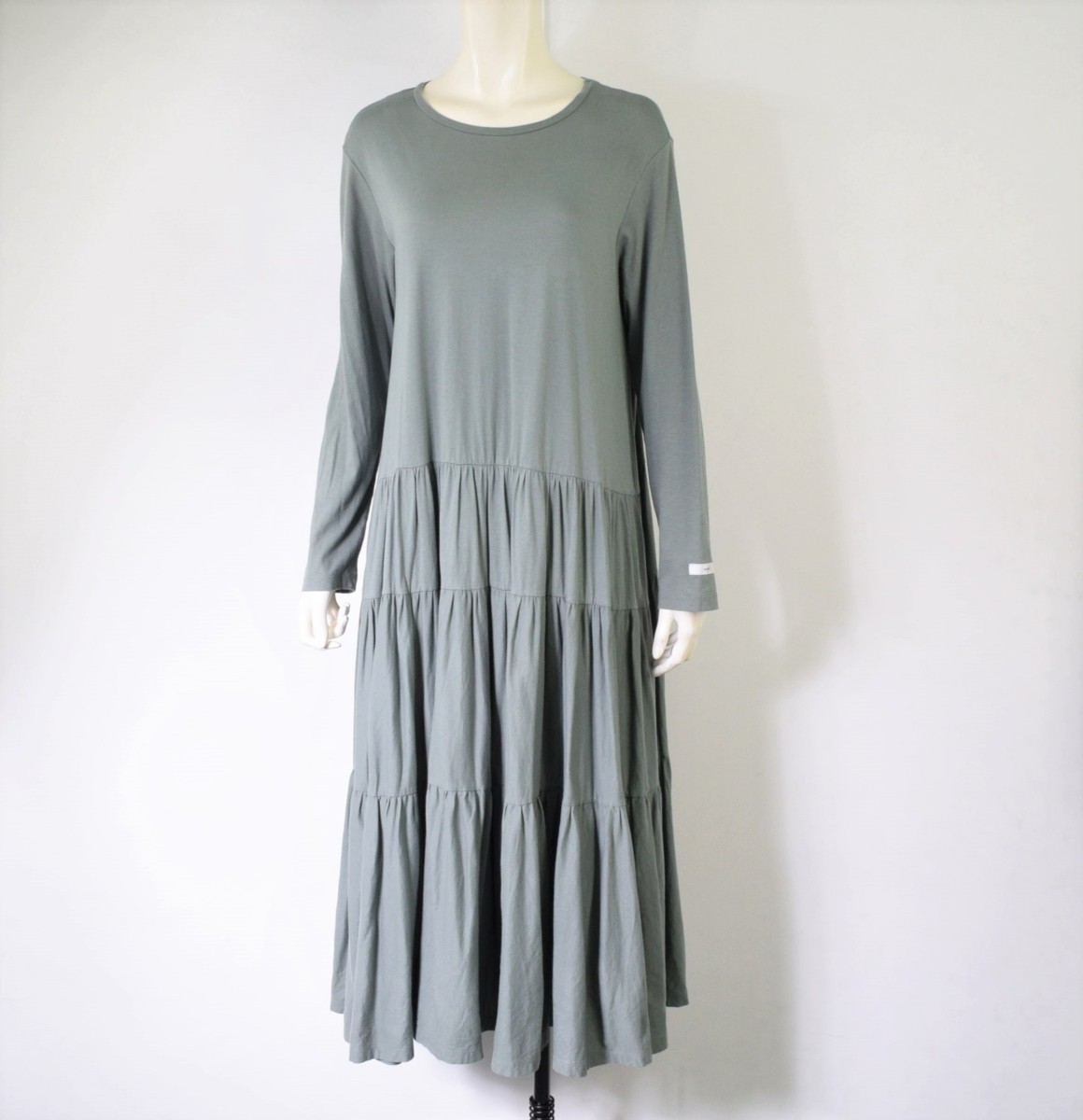  2497-21P0362 yori たっぷり入ったギャザーが大人可愛い ティアードカットソードレス ワンピース グリーン系 ヨリ F M相当 超(Mサイズ)｜売買されたオークション情報、yahooの商品情報をアーカイ Mサイズ