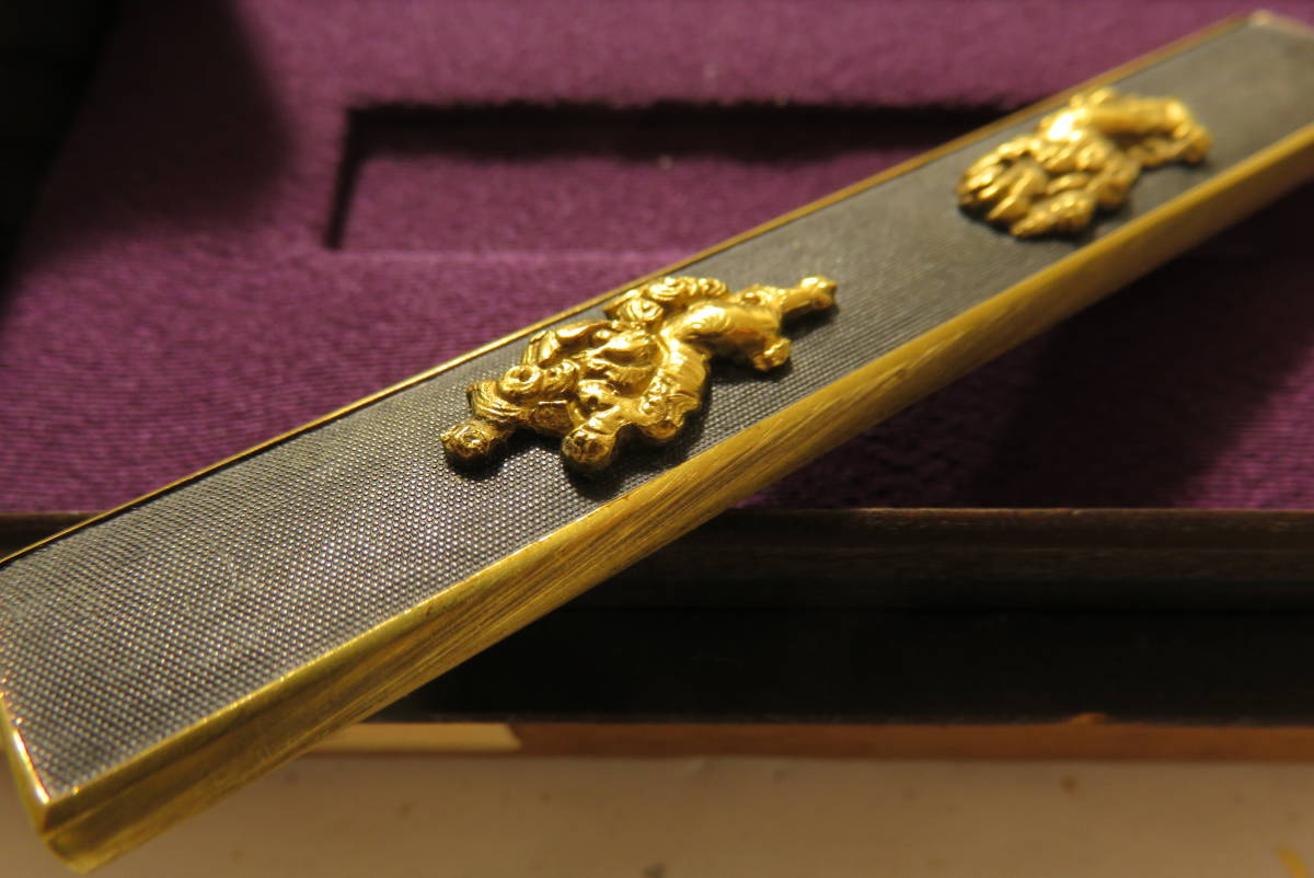 ◆小柄　二疋獅子図　無銘　傍後藤◆_2