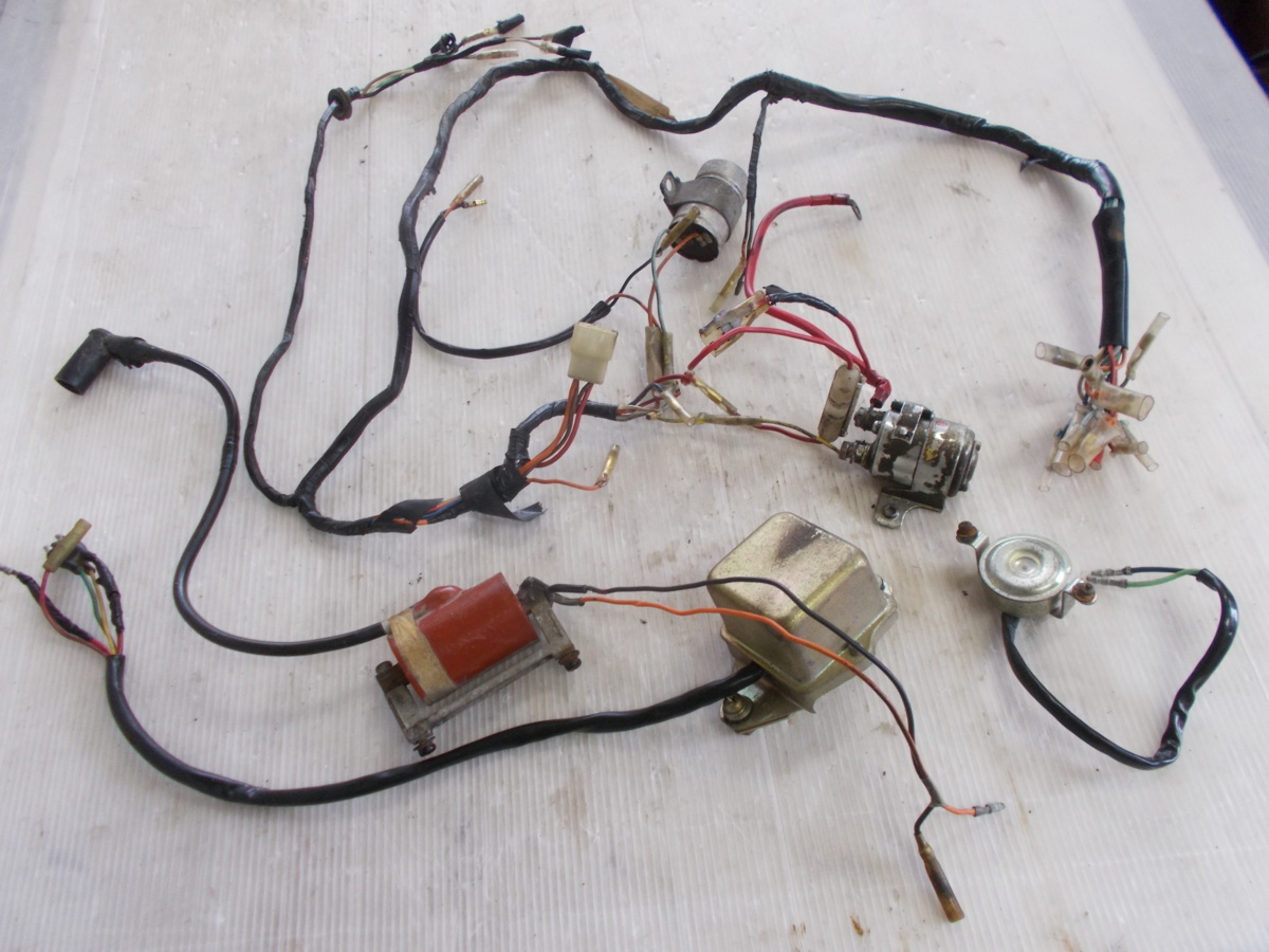 旧車　　スズキ　　Ｋ１２５　　　　　メインハーネス、電装パーツ