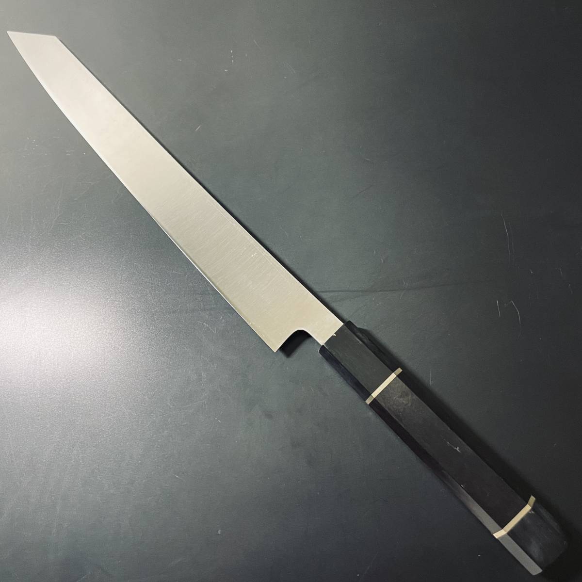 V金10号鏡面全鋼先丸柳刃包丁 九寸270mm 八角黒檀水牛柄両口輪 鞘