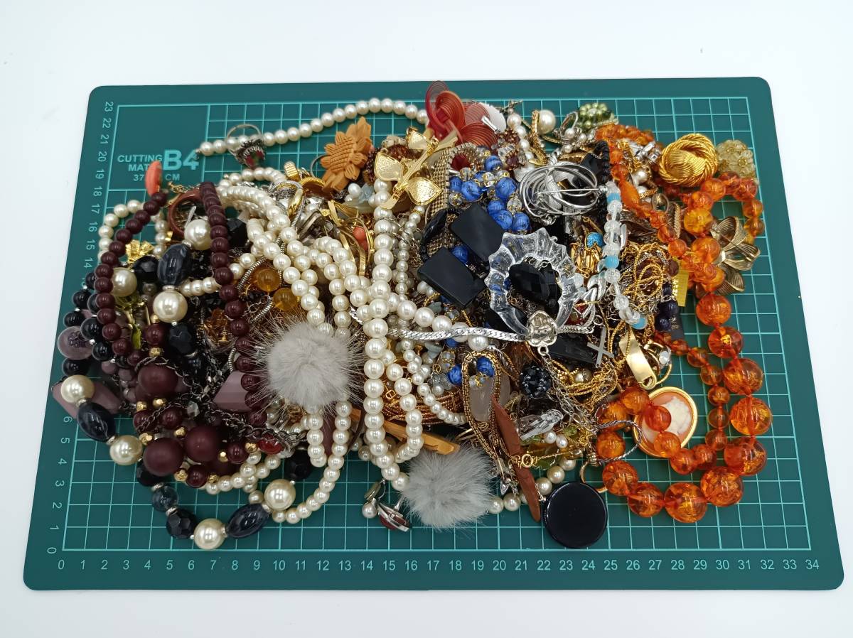 アクサセリー イミテーション ネックレス リング イヤリング ブローチ 