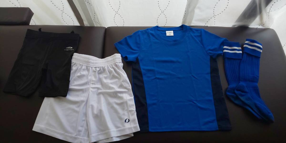 サッカーキッズ用　ユニフォーム練習着上下セット　靴下とインナーパンツ付　サイズ120　ファーストセットに_1