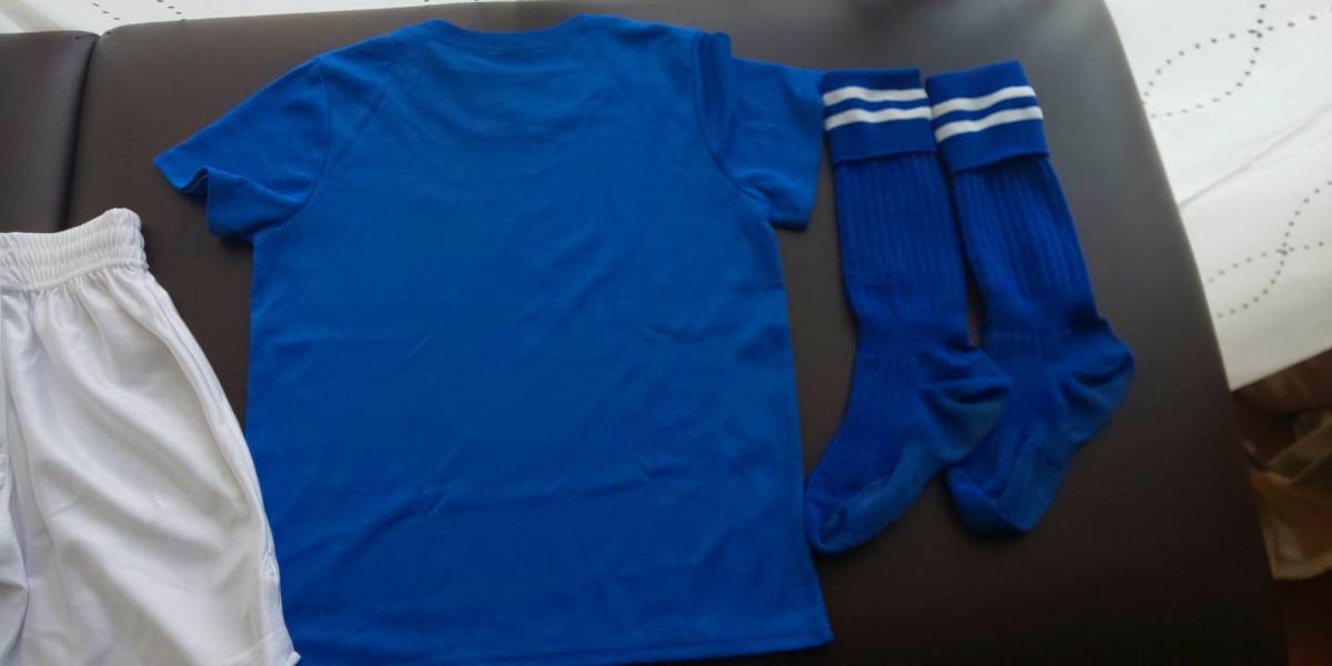 サッカーキッズ用　ユニフォーム練習着上下セット　靴下とインナーパンツ付　サイズ120　ファーストセットに_7