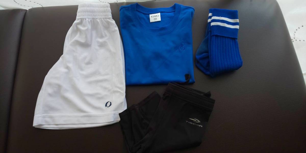 サッカーキッズ用　ユニフォーム練習着上下セット　靴下とインナーパンツ付　サイズ120　ファーストセットに_9