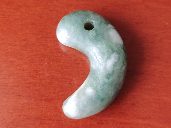 神秘の美しさ縄文時代の土器文様を水晶に刻む“勾玉” の - 縄文時代に