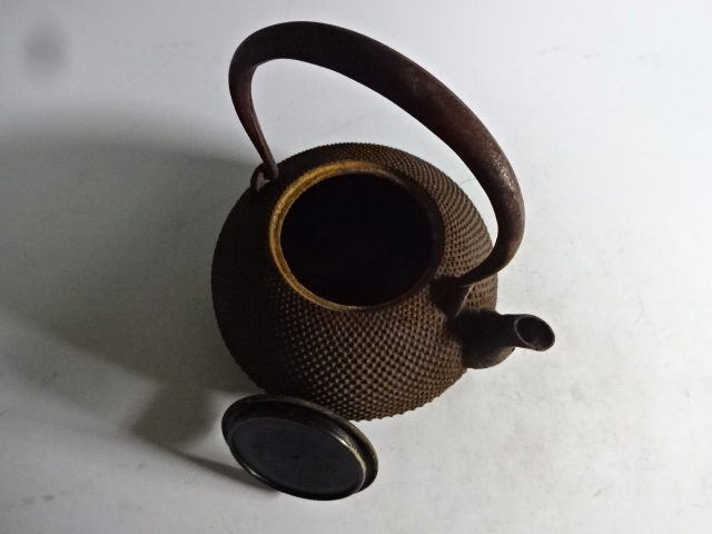 美術品・アンティーク・コレクション 菊池正直 作 霰地紋 姥口 鉄瓶