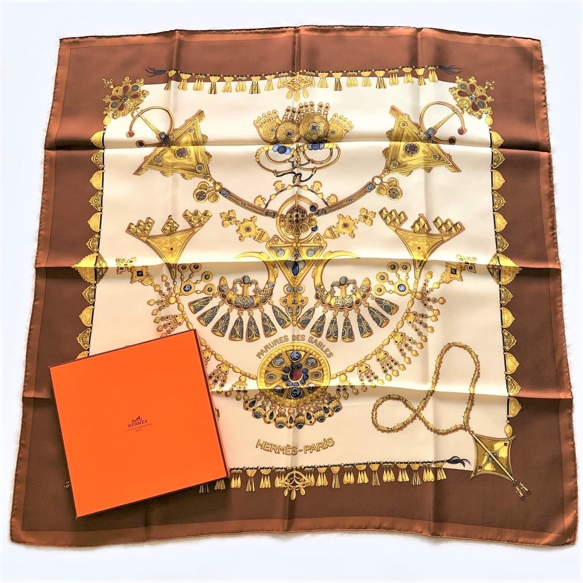  HERMES エルメス スカーフ HERMES FARURES DES SABLES 砂漠の宝飾品 ブラウン系 カレ90 シルク100％ 箱付き(スカーフ)｜売買されたオークション情報、yahooの商品情報をアーカイブ公開 - オークファン 服飾小物