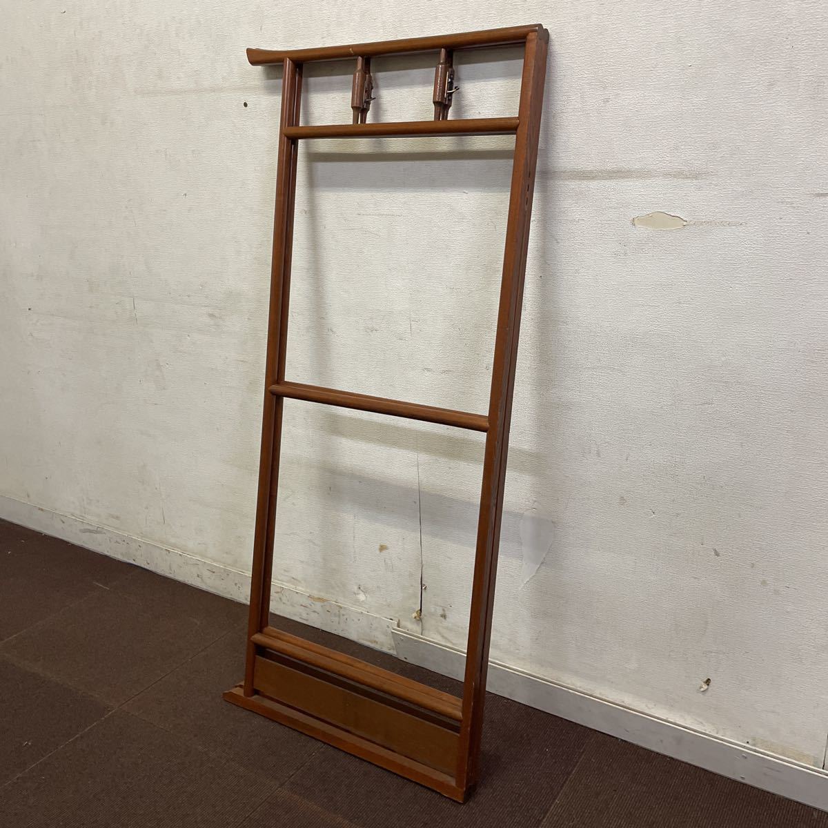 木製 衣桁 二つ折り 衣紋掛け 着物掛け ハンガー 和家具 古民具 インテリア レトロ 現状品 格安 スタート D 1 衣桁 売買されたオークション情報 Yahooの商品情報をアーカイブ公開 オークファン Aucfan Com