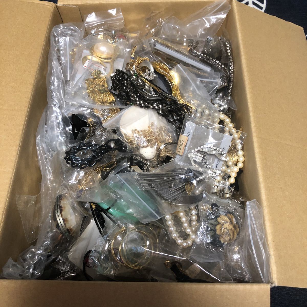 海外製などヴィンテージ アクセサリー　まとめて　ジャンク　5.3kg 大量　イミテーションゴールド　まとめ　まとめ売り　英国　USA 1