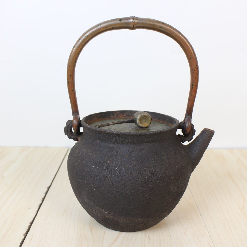 亀文堂 名品 鉄瓶 家拙日本琵琶湖出東 柄杓摘 竹弦 龍文堂 胴印底款 角