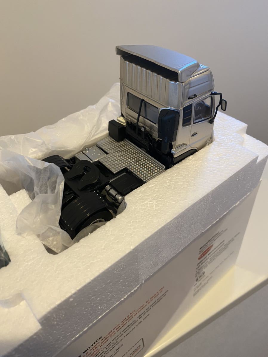 UDトラックス クオン ダイキャストモデル1/43 トラック ミニカー