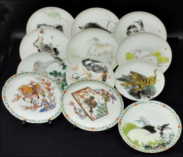 16 39 03 S 飾り皿 干支 深川製 有田焼 秀峰 他 縁起 子丑寅卯辰午未申酉戌亥 小槌 皿12枚セット 福39 和風 売買されたオークション情報 Yahooの商品情報をアーカイブ公開 オークファン Aucfan Com