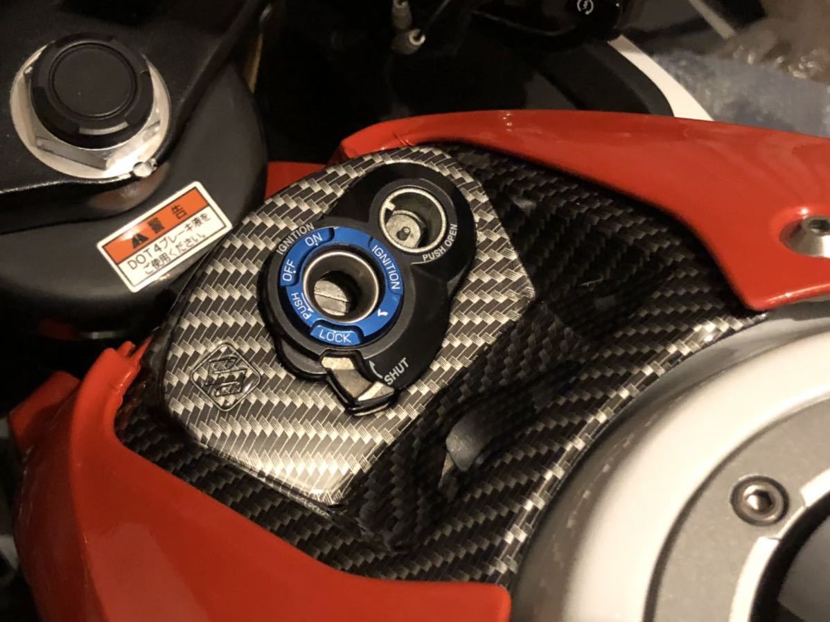 ☆未使用☆GSX-R125☆カーボン調キーシリンダーカバー☆キーシリンダー