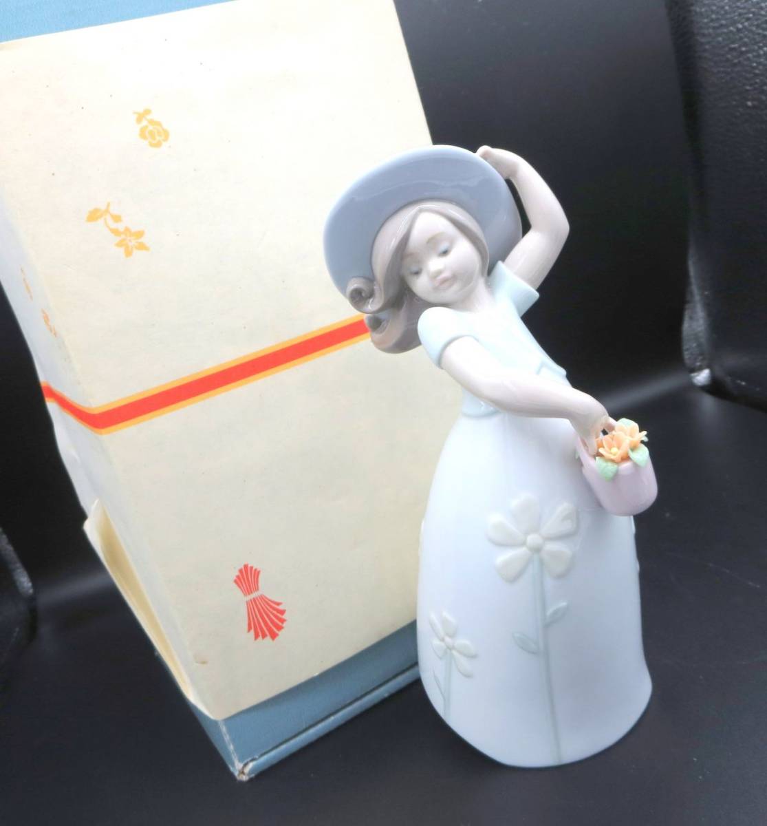 ♢114 LLADRO リヤドロ 花の小径 フィギュリン 女の子 陶器人形 置物 ♢114 LLADRO リヤドロ 花の小径 フィギュリン 女の子 陶器人形 置物