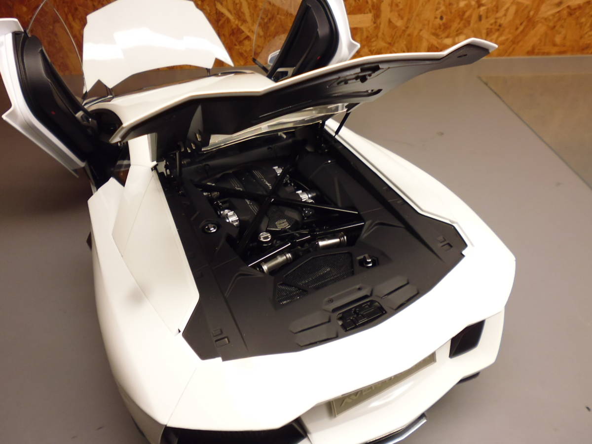 1/8 ポケール ランボルギーニ・アヴェンタドール 白色 組み立て済み