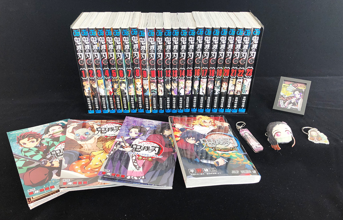 安い，大得価 鬼滅の刃 全２３巻＋公式ファンブック３冊＋外伝 おまけつき(全巻セット)｜売買されたオークション情報、yahooの商品情報をアーカイブ公開 - オークファン 全巻セット
