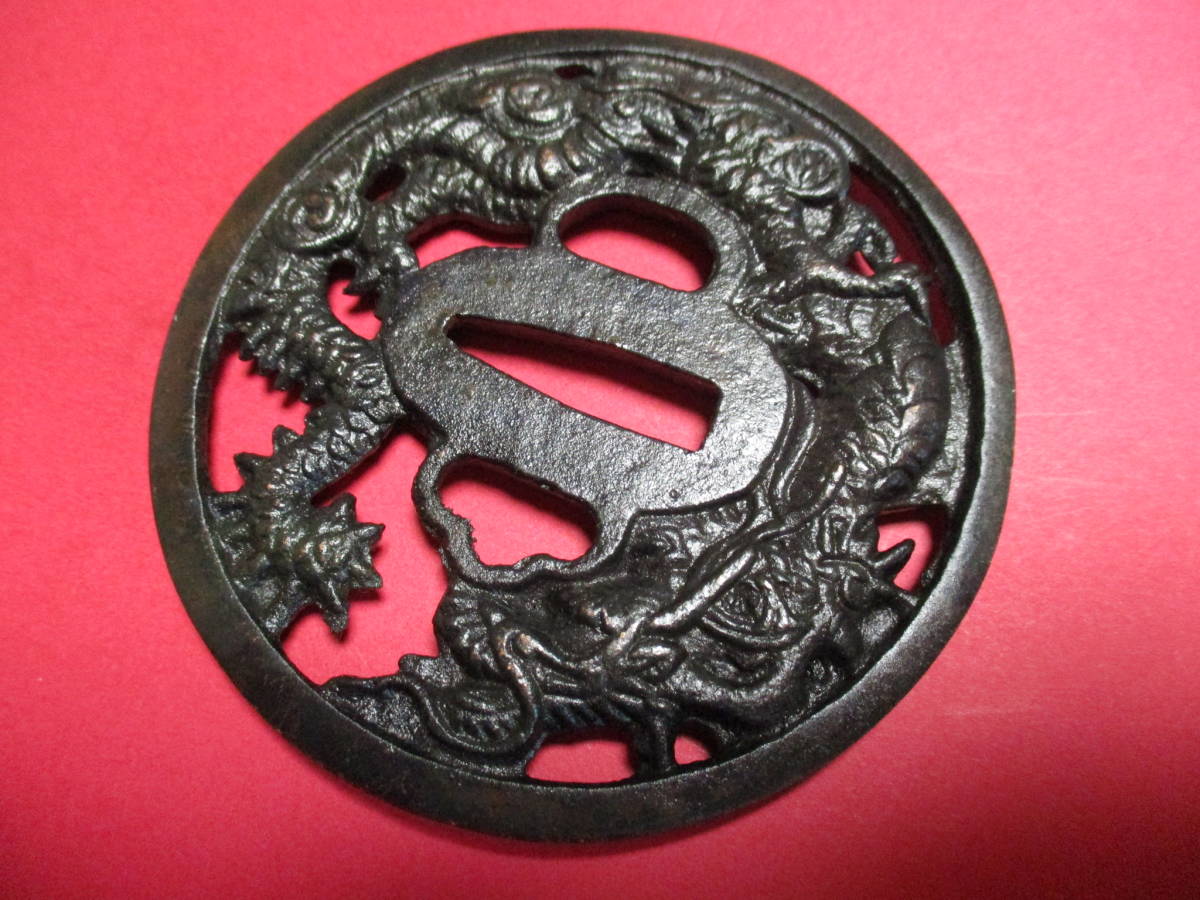 時代武具　鉄地透かし鍔　[銘：武州住 正房]　金象嵌　桐箱付　江戸時代 時代武具 鉄地鍔 龍巻透かし 銘：越前住記内 桐箱付 江戸時代/鐔