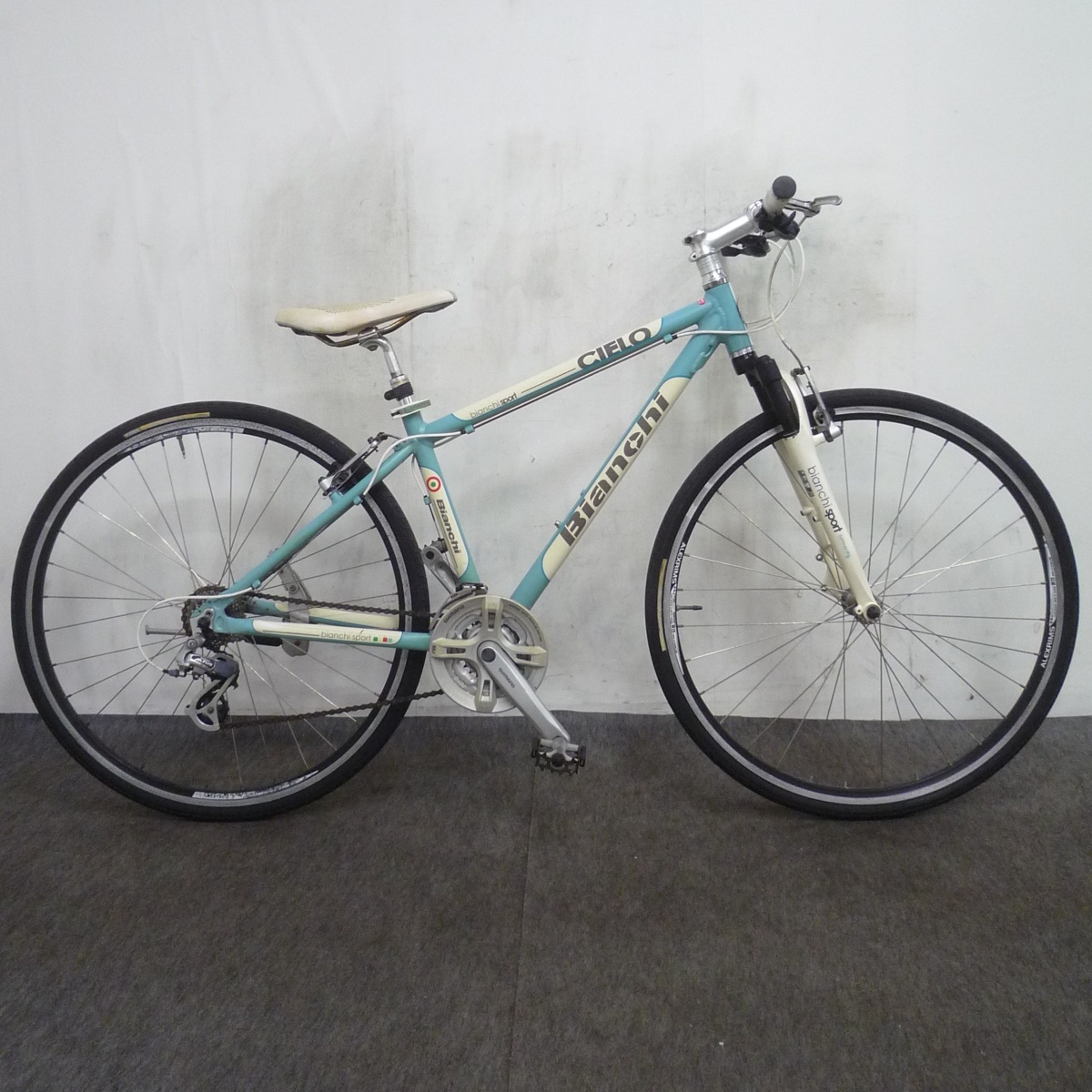 大人気，格安 クロスバイク ビアンキ シエロ 41cm アルミフレーム 3&times;8 28インチ Ｆサス SHIMANO Bianchi CIELO(Mサイズ)｜売買されたオークション情報、yahooの商品情報をアーカイブ公開 - オークファン Mサイズ