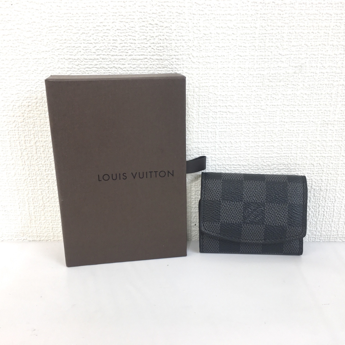 大人気，定番 川口店 品 LOUIS VUITTON ルイヴィトン カフスケース 小物入れ アクセサリーケース ダミエ グラフィット キャンバス ブラック(その他)｜売買されたオークション情報、yahooの商品情報をアーカイ その他