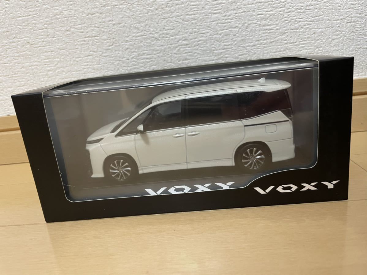 新品未開封トヨタ 新型 ヴォクシー ボクシー VOXY 1/30 ダイキャスト 