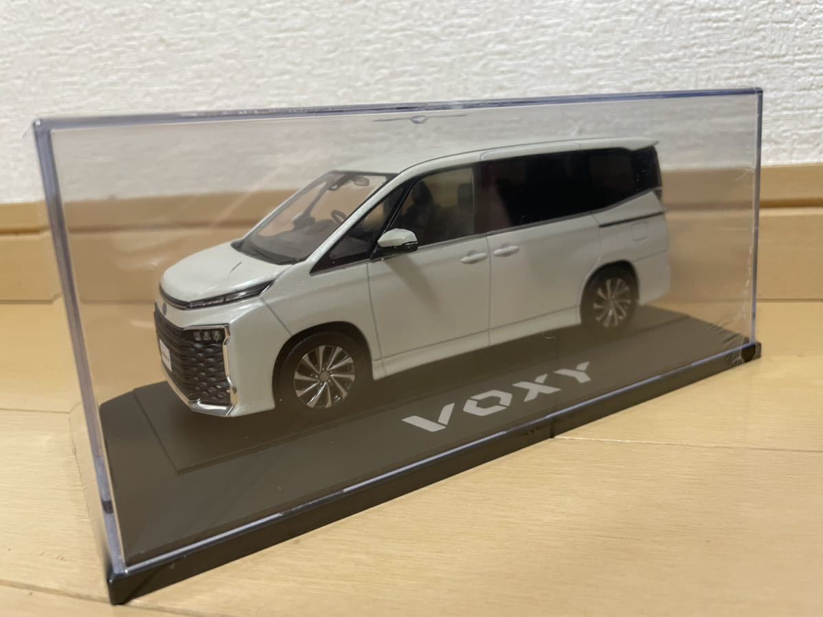 新品未開封トヨタ 新型 ヴォクシー ボクシー VOXY 1/30 ダイキャスト 