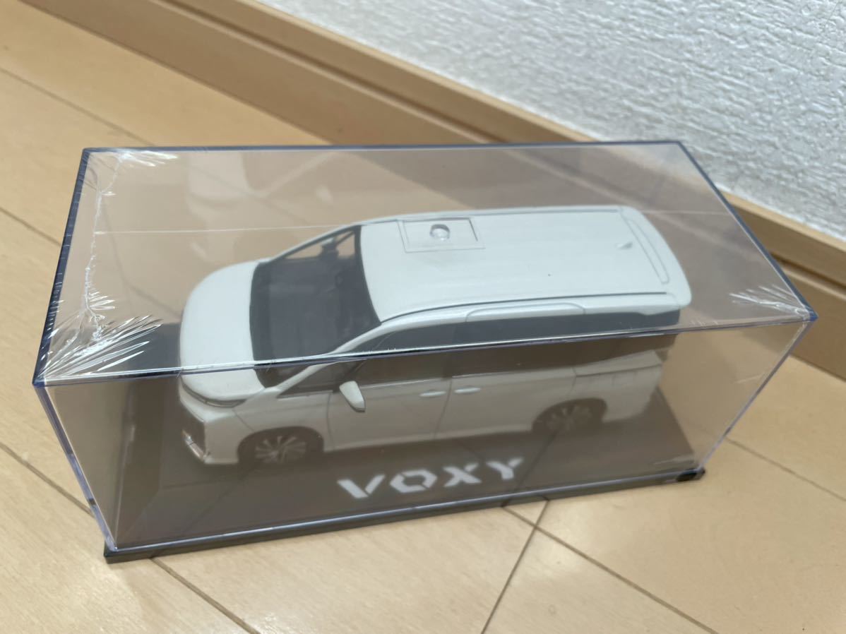新品未開封トヨタ 新型 ヴォクシー ボクシー VOXY 1/30 ダイキャスト 