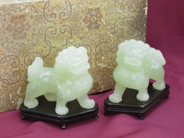 【中国古美術】玉石彫刻 獅子 狛犬 翡翠色 台座付き 縁起物 魔除け 金属工芸 玉獅子 玉乗り獅子 狛犬 縁起物 厄除け 魔除け 獅子 置物
