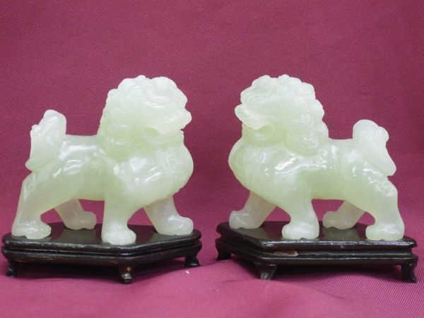 【中国古美術】玉石彫刻 獅子 狛犬 翡翠色 台座付き 縁起物 魔除け 金属工芸 玉獅子 玉乗り獅子 狛犬 縁起物 厄除け 魔除け 獅子 置物