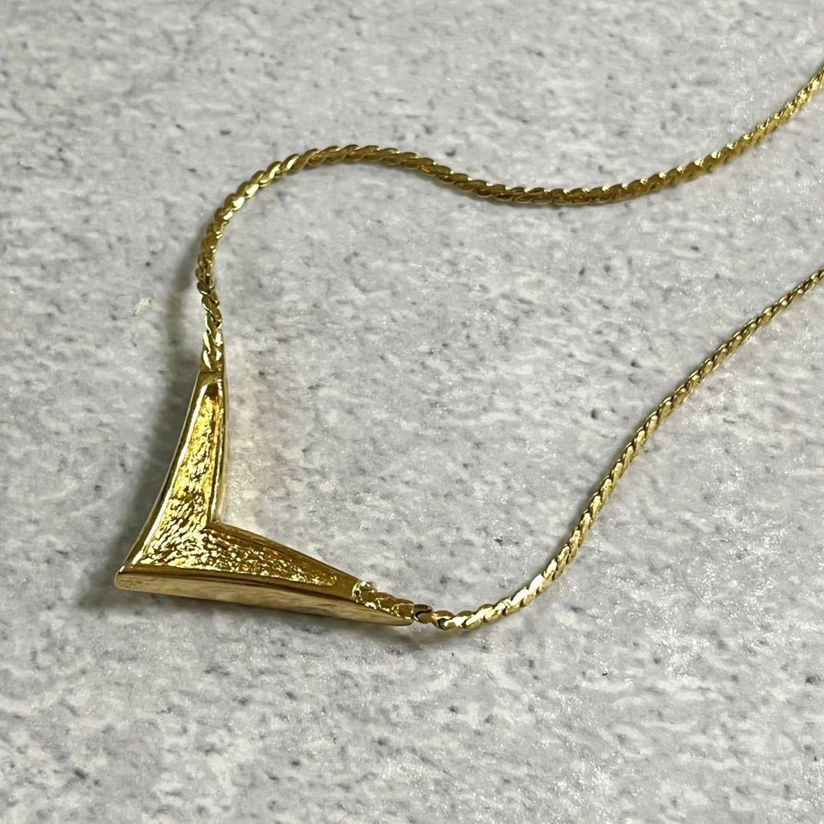 美品 Christian Dior クリスチャンディオール V字 ネックレス ライン