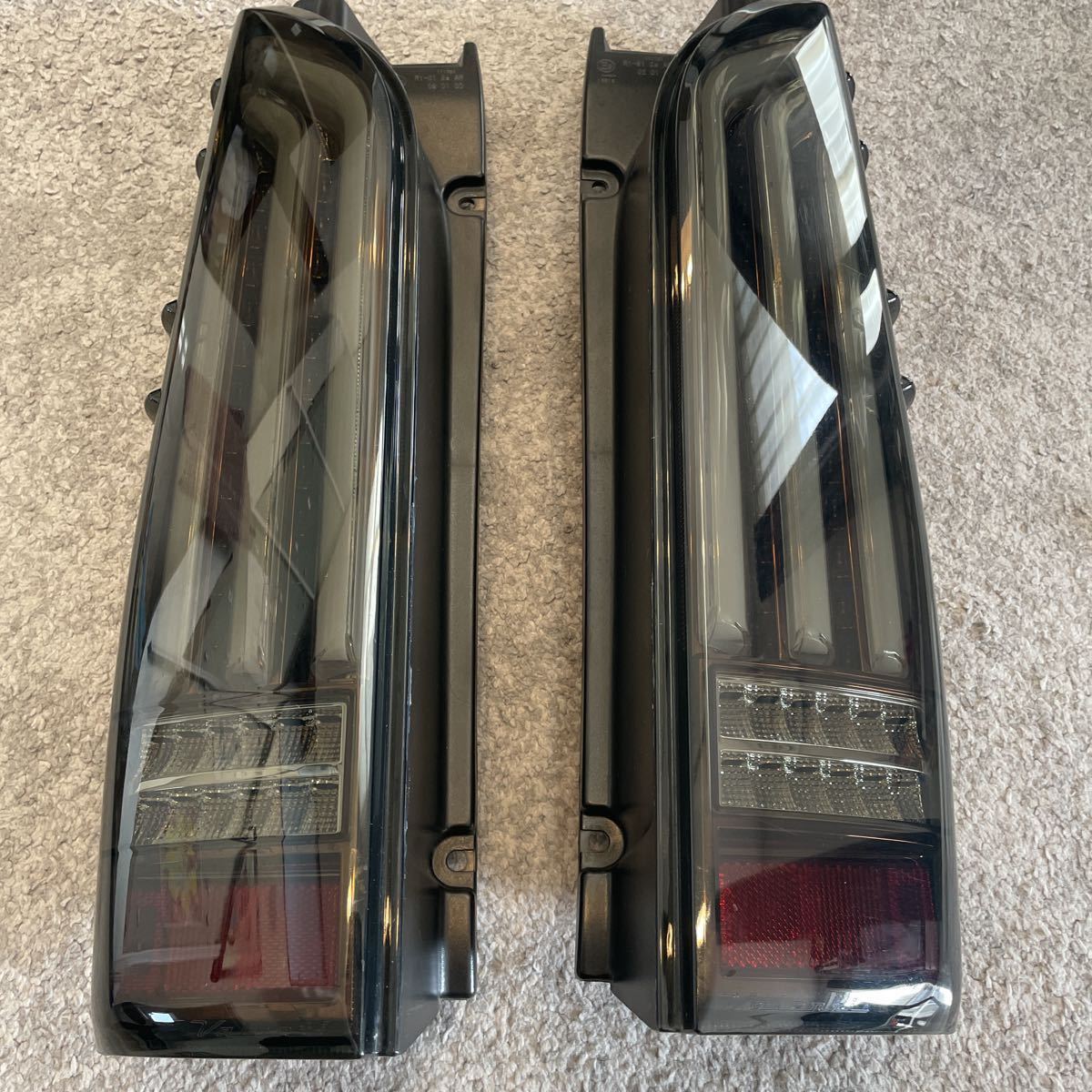 車 ジャンク トヨタ 200系ハイエース ジュエル LEDテールランプ REVO