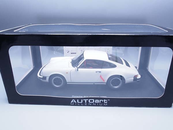 オートアート製 1/18 ポルシェ 911 (930) カレラ 1988 白(乗用車 