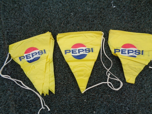 ペプシコーラ看板 Pepsi Cola 吊るし看板 三角バナー １枚のサイズ33 26 ６連 3個 非売品店舗用 古いロゴ ペプシコーラ 売買されたオークション情報 Yahooの商品情報をアーカイブ公開 オークファン Aucfan Com