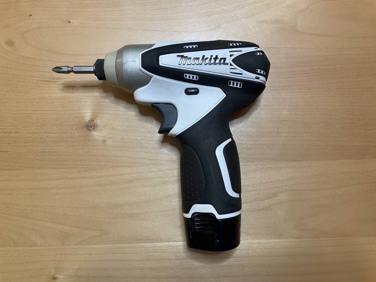 【中古美品】マキタ TD090D 白 インパクトドライバ 10.8V 電池2個・充電器・説明書・ハードケースセット_3