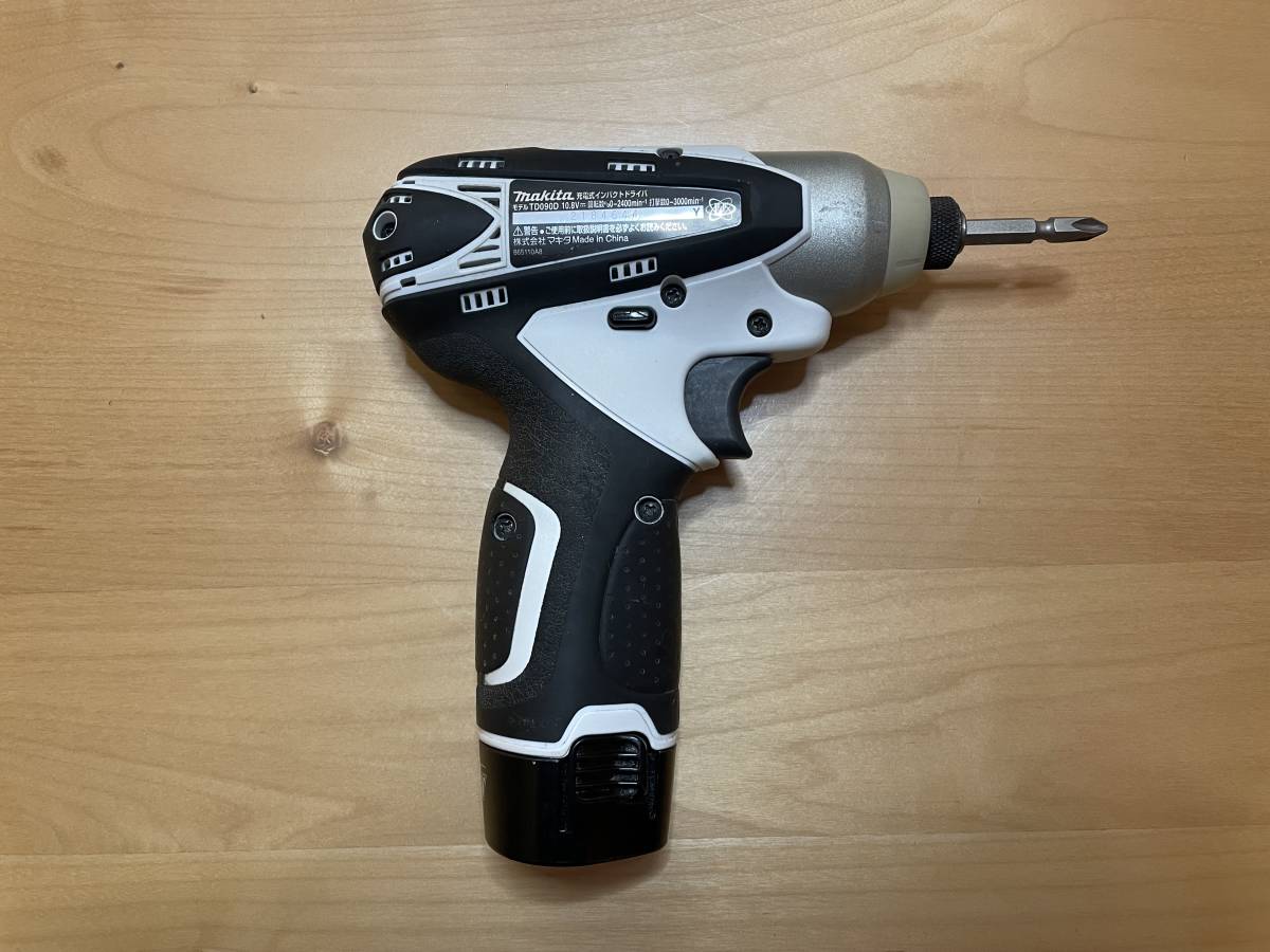 【中古美品】マキタ TD090D 白 インパクトドライバ 10.8V 電池2個・充電器・説明書・ハードケースセット_4