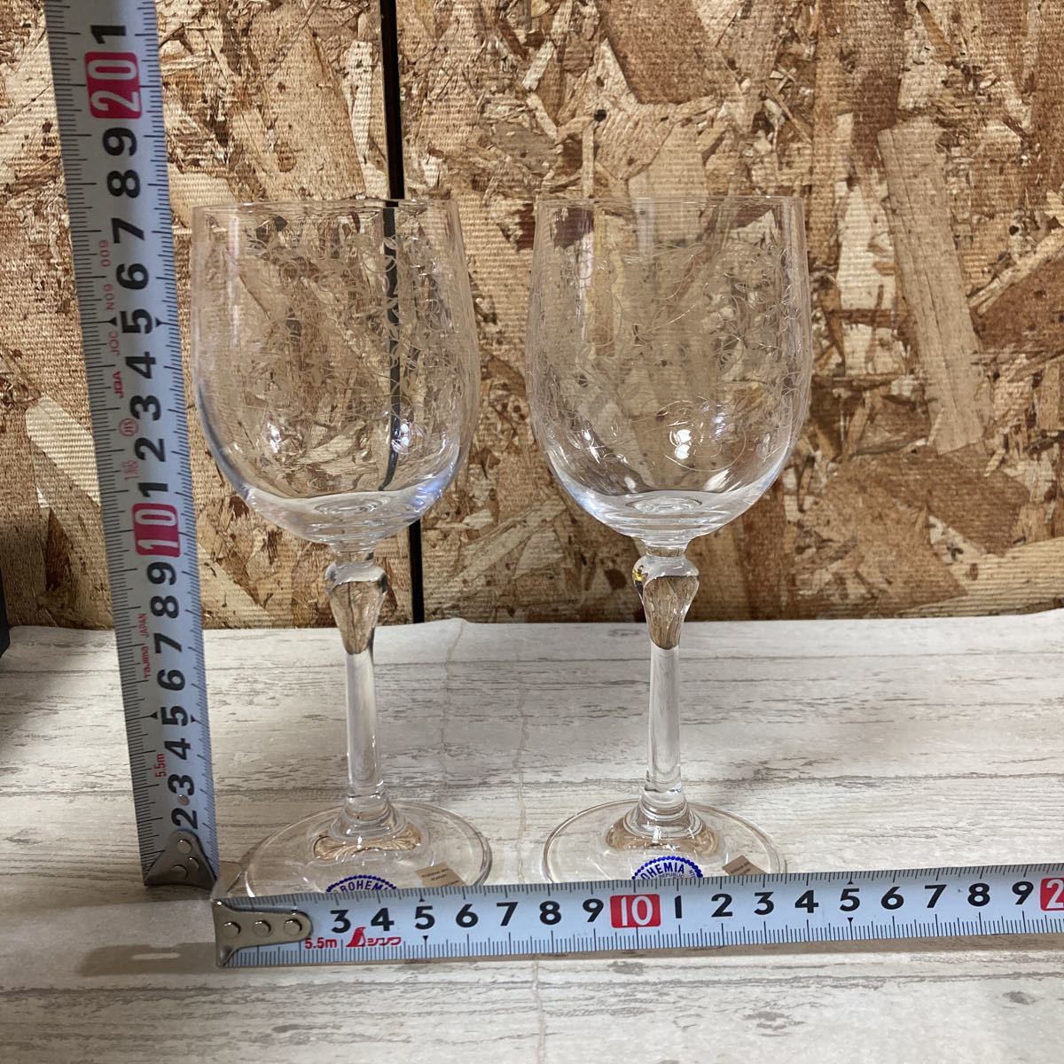 ボヘミア ペア ワイングラス 箱付き シール付 蔦 模様 クリスタル クリスタルガラス Bohemia 素敵 乾杯 佐川急便対応のみ ワイングラス 売買されたオークション情報 Yahooの商品情報をアーカイブ公開 オークファン Aucfan Com